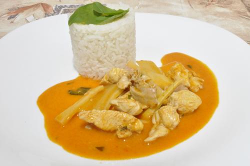 Pikantní červené kuřecí karí  s vůní limetky – Snadné recept z Thajsko kuchyně, hotový za Do 30 minut